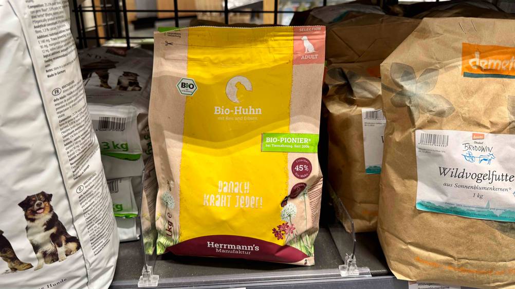 Eine Packung des Bio-Trockenfutter Hund im Test in einem Verkaufsregal neben anderen Produkten.