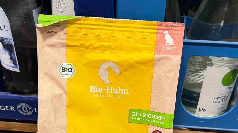 Bio-Trockenfutter Hund getestet: Nahaufnahme der Verpackung mit Logo und Artikelbezeichnung.