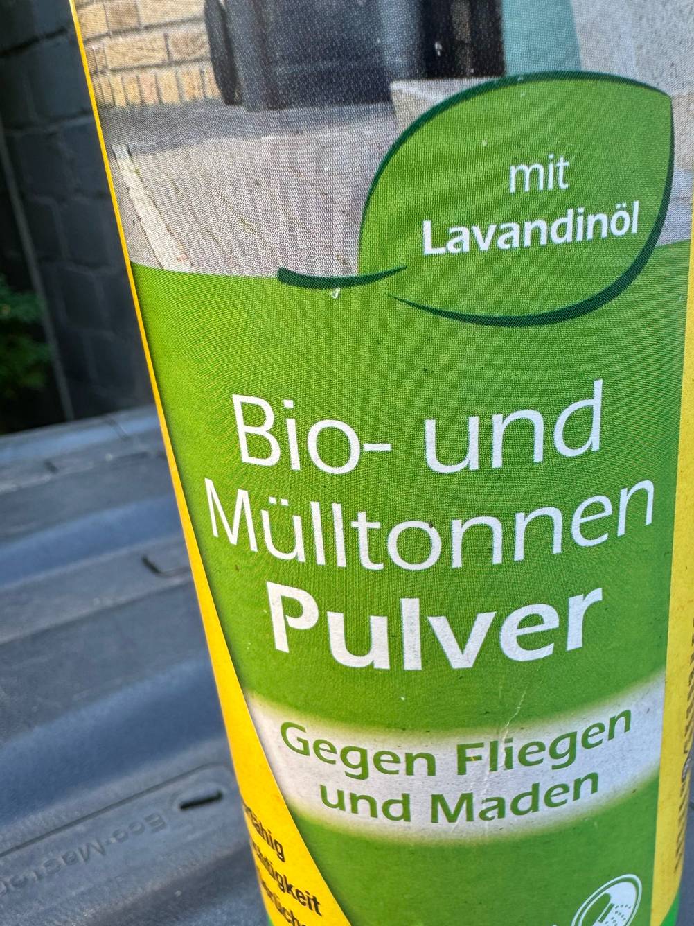 Im Test: Auf einer Flasche Biotonnenpulver steht die genaue Bezeichnung und der Einsatzzweck.