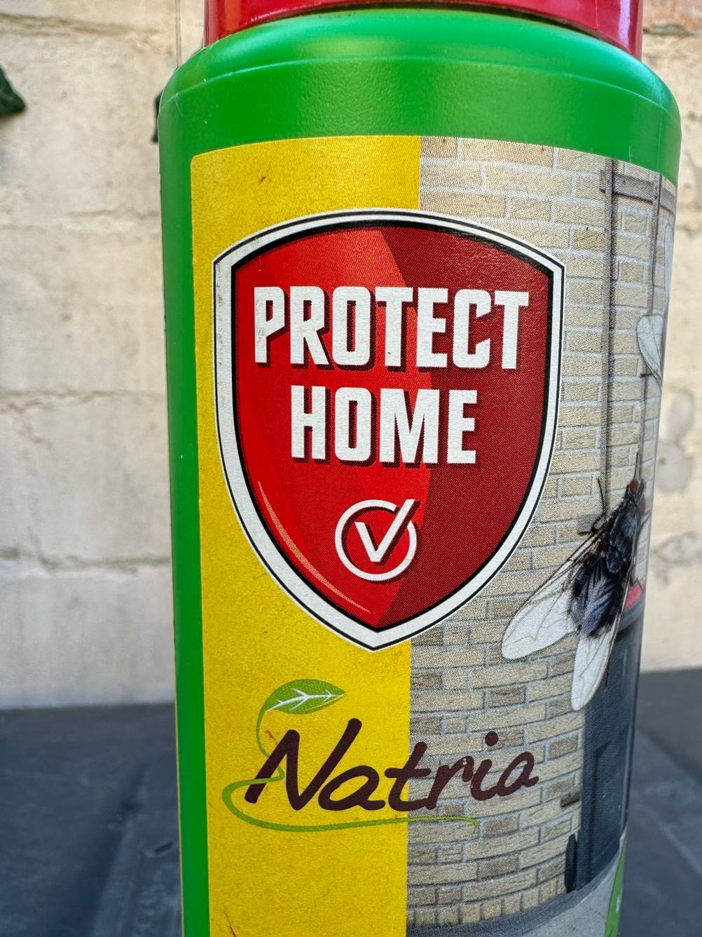 Auf einer Flasche getestetes Biotonnenpulver steht groß der Markenname.