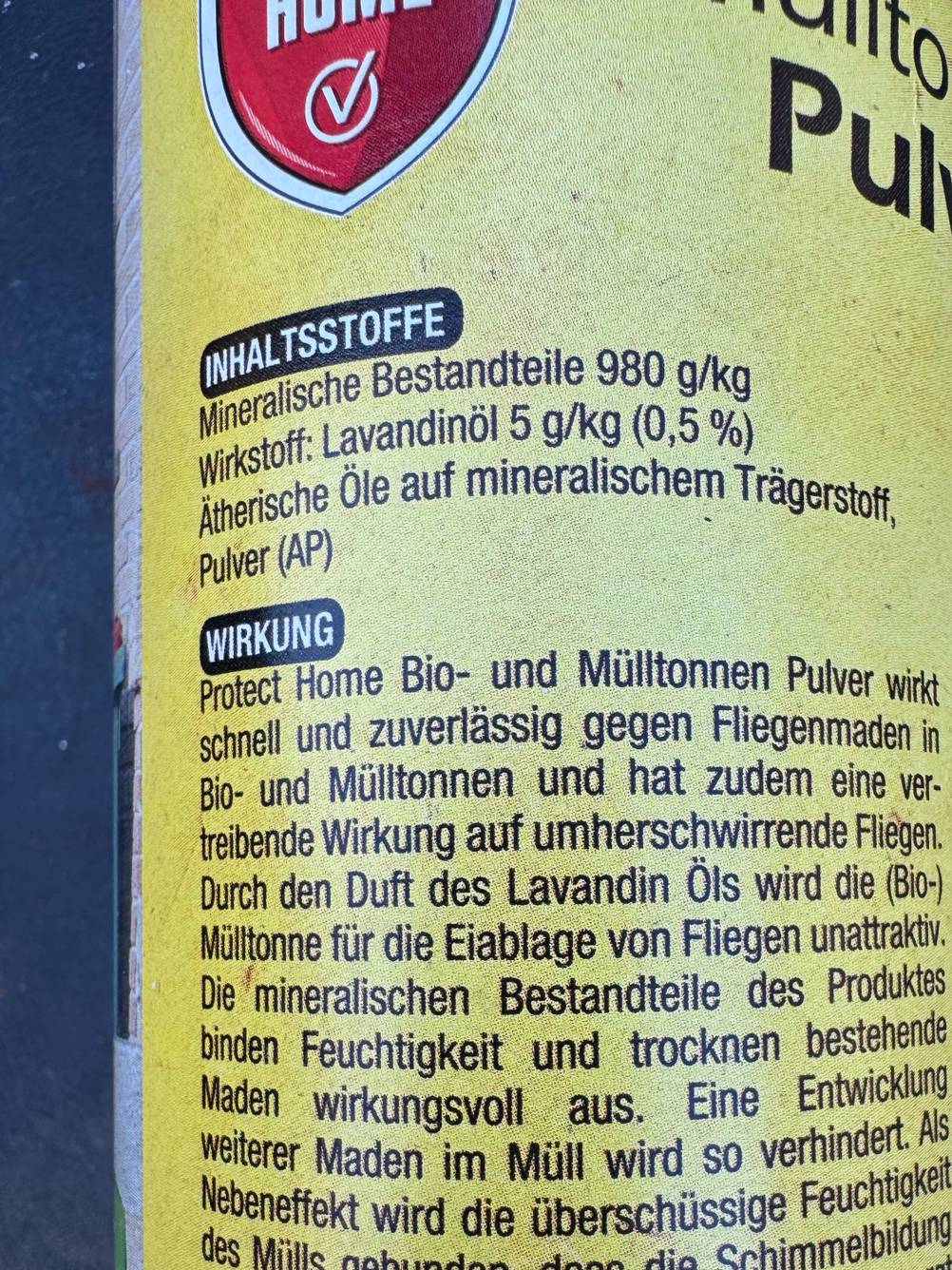 Biotonnenpulver im Test: Auf der Rückseite einer Flasche stehen Informationen zu den Inhaltsstoffen.