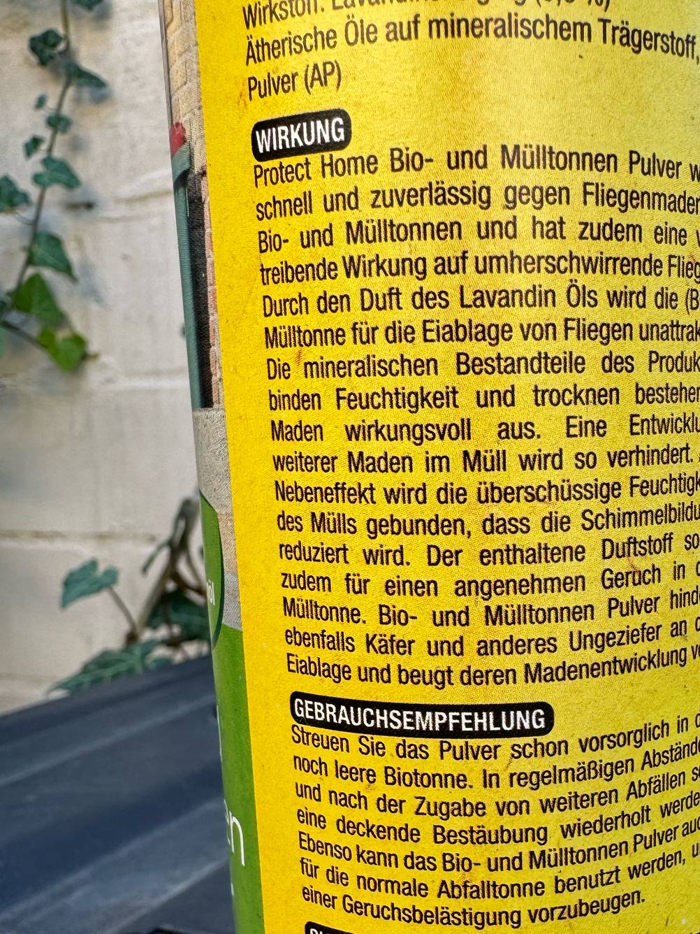 Auf der Rückseite einer Flasche getestetes Biotonnenpulver stehen Informationen zum Gebrauch.