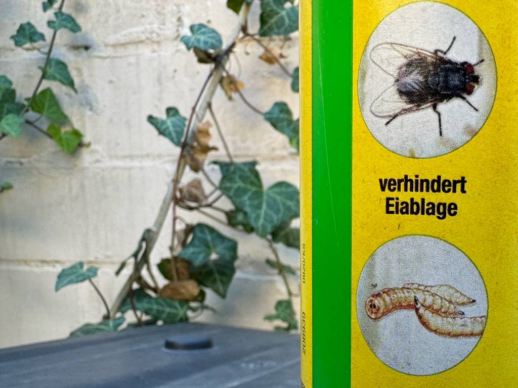 Biotonnenpulver im Test: Auf einer Flasche stehen bebilderte Einsatzmöglichkeiten.
