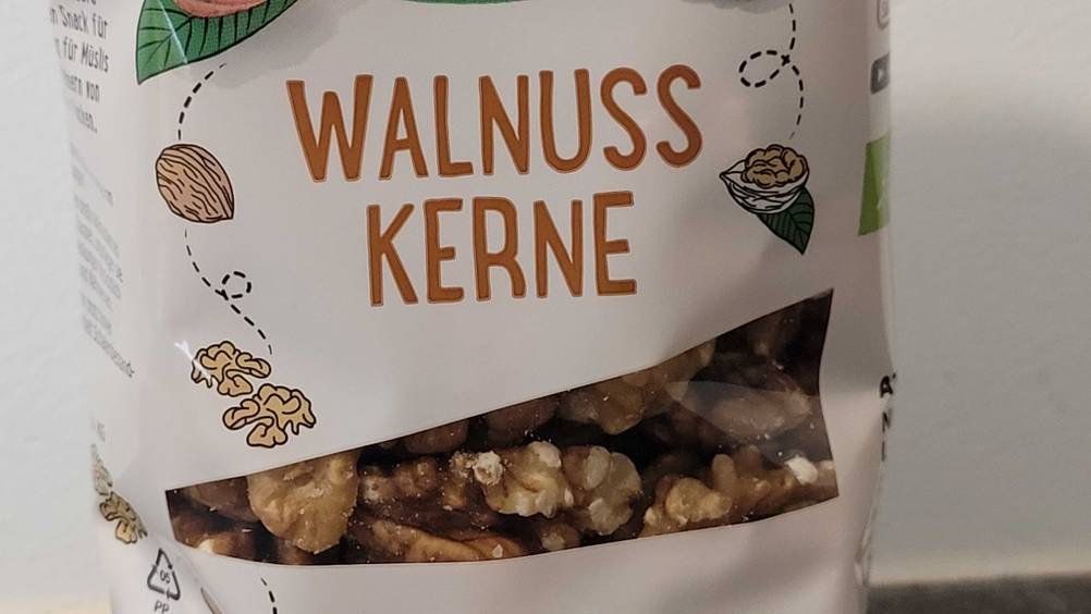 Bio-Walnüsse-Test: Nahaufnahme der Verpackung mit transparentem Sichtfenster und Artikelbezeichnung.