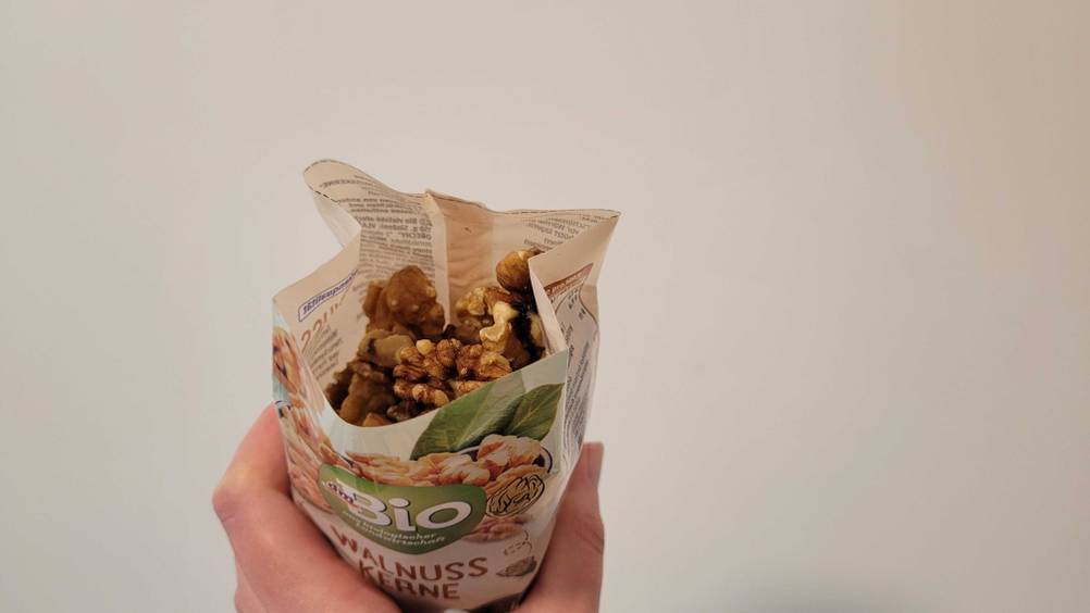 Blick in die geöffnete Packung der getesteten Bio-Walnüsse von einer Hand gehalten.