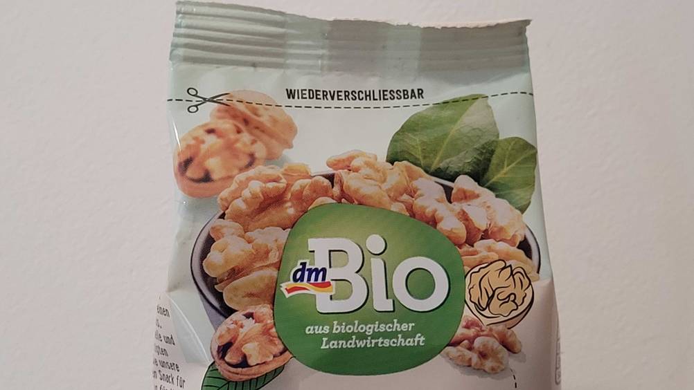 Bio-Walnüsse im Test: Nahaufnahme des Logos auf der Packung.