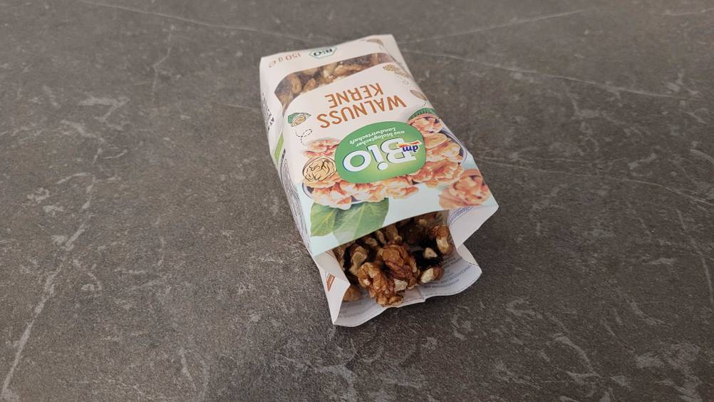 Auf einer dunklen Fläche liegt eine geöffnete Packung der Bio-Walnüsse im Test.