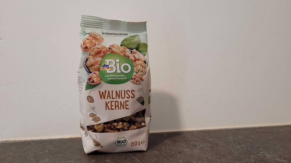 Eine Packung der getesteten Bio-Walnüsse vor einer hellen Wand.