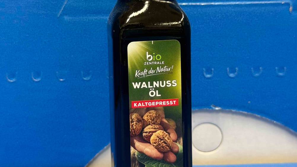Bio-Walnussöl getestet: Nahaufnahme des Labels auf der Flasche mit Logo und Artikelbezeichung.