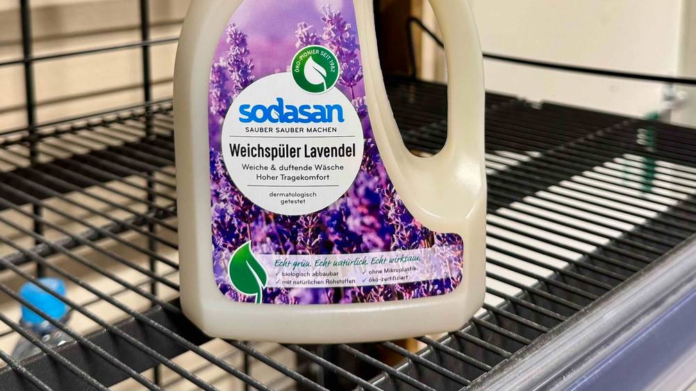 Bio-Weichspüler getestet: Nahaufnahme der Verpackung mit Logo und Artikelbezeichnung.