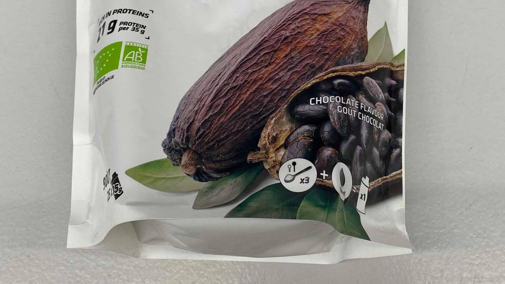Getestet: Nahaufnahme der Packung des Bio Whey Proteins mit Inforgrafiken.