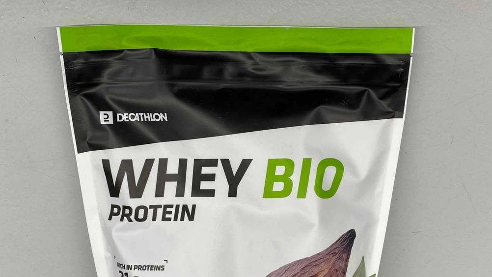 Bio Whey Protein getestet: Nahaufnahme des Logos und der Artikelbezeichnung auf der Packung.
