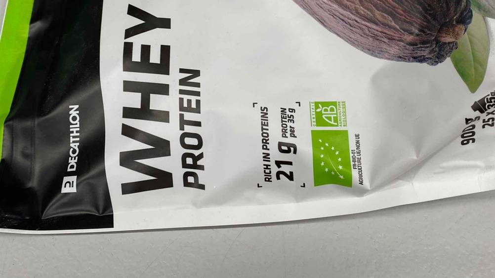 Nahaufnahme der Informationen auf der Verpackung des getesteten Bio Whey Proteins.