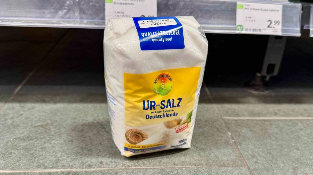 Ur-Salz im Test: Eine Kunststoffpackung mit 100 % Meersalz steht vor einem Verkaufsregal.