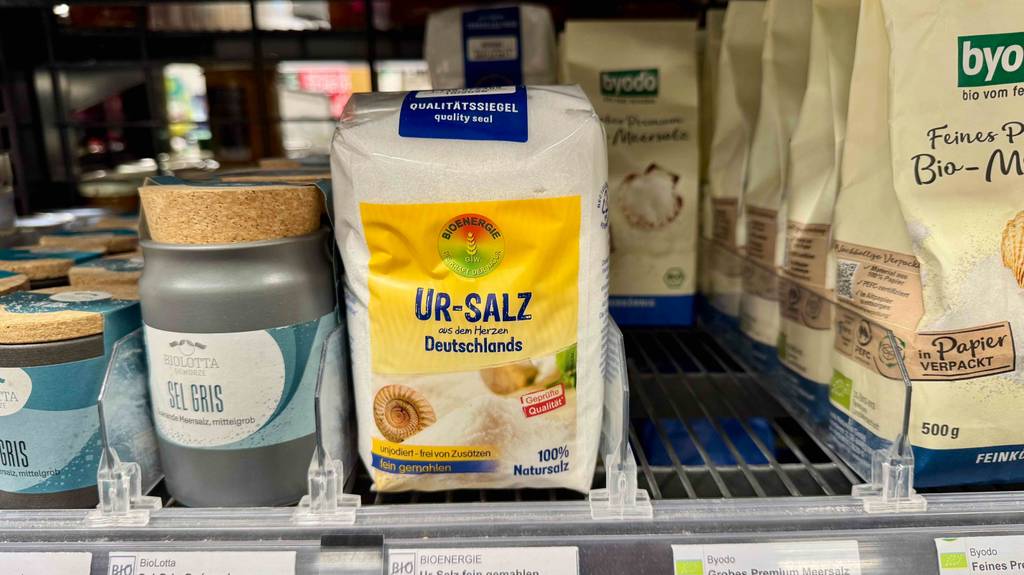 Getestetes Ur-Salz in einer Kunststoffpackung steht neben weiteren Salzsorten auf einem Verkaufsregal.