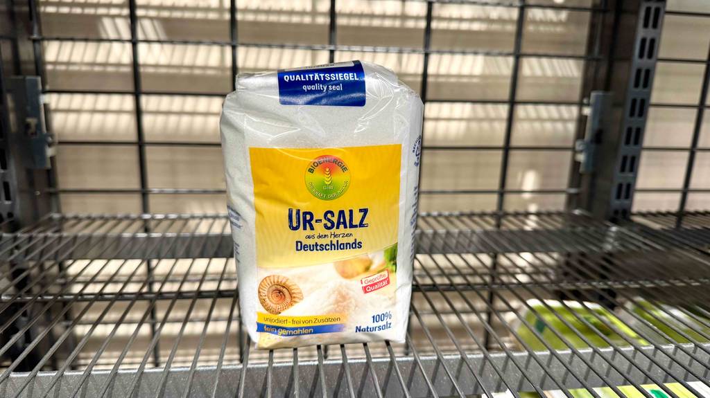 Ur-Salz im Test: Eine Kunststoffpackung mit 100 % Meersalz steht auf einem Metallregal.