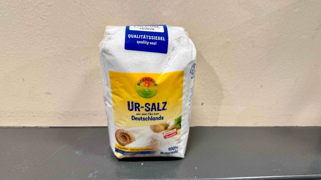 Ur-Salz getestet: die Kunststoffpackung mit 100 % Meersalz vor einer weißen Wand.