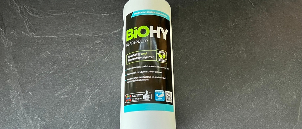 Der Biohy-Klarspüler liegt auf einer Küchenarbeitsplatte