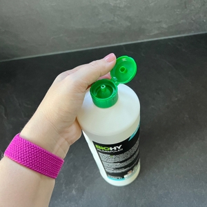 Eine Hand öffnet den Deckel des Biohy-Klarspülers