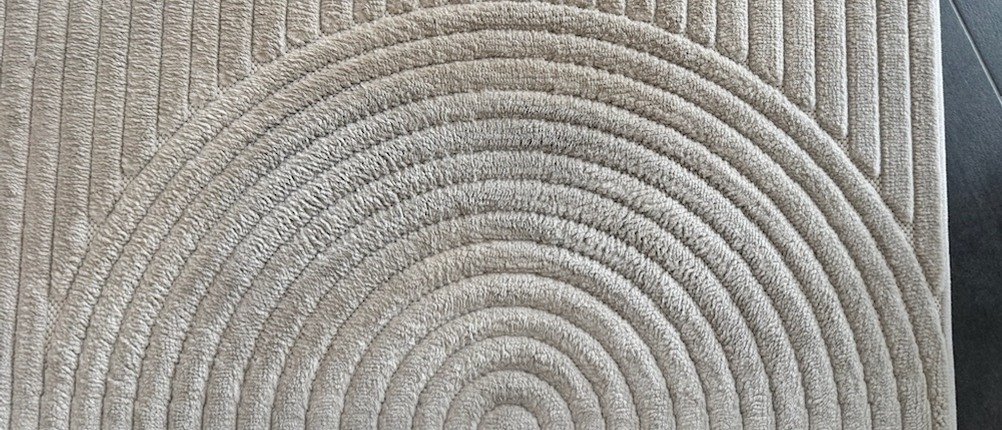 Reinigungsergebnisse des Biohy-Teppich-Shampoo, verschwundener Kaffeefleck und leichte Aufhellungen auf beiden Seiten.