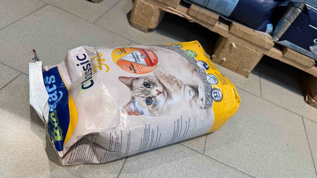 Ein Sack getestetes Biokats Katzenstreu liegt auf einem Fliesenboden.