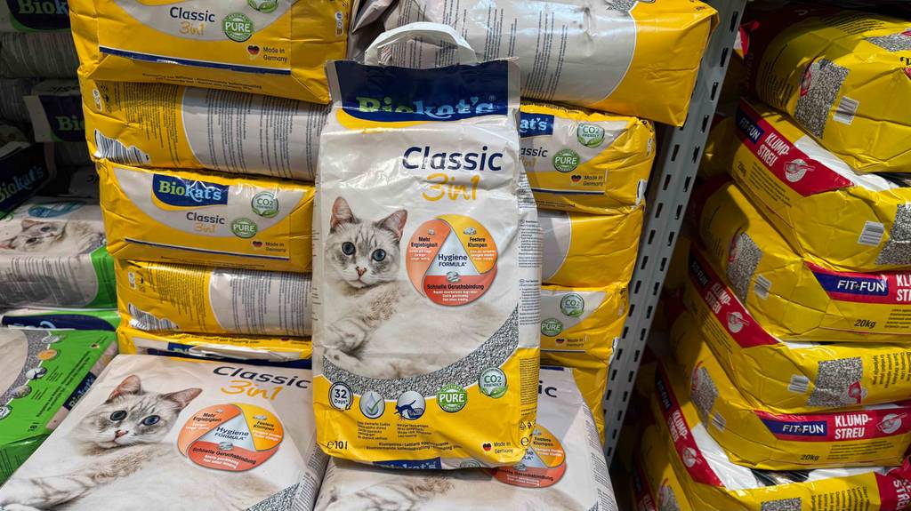 Biokats Katzenstreu im Test: Ein Sack steht auf vielen gestapelten zwischen anderen Marken.