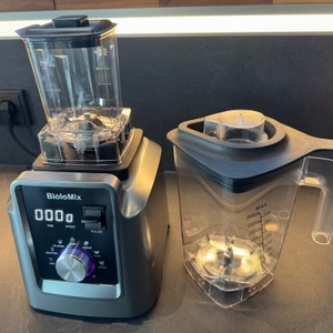 Biolomix-Hochleistungsmixer mit großem Behälter auf der Küchen-Arbeitsplatte
