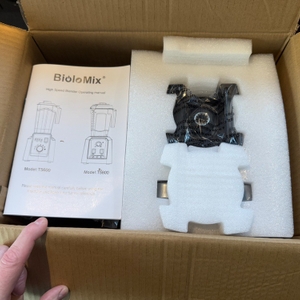 Geöffneter Karton des Biolomix-Hochleistungsmixer mit Anleitung