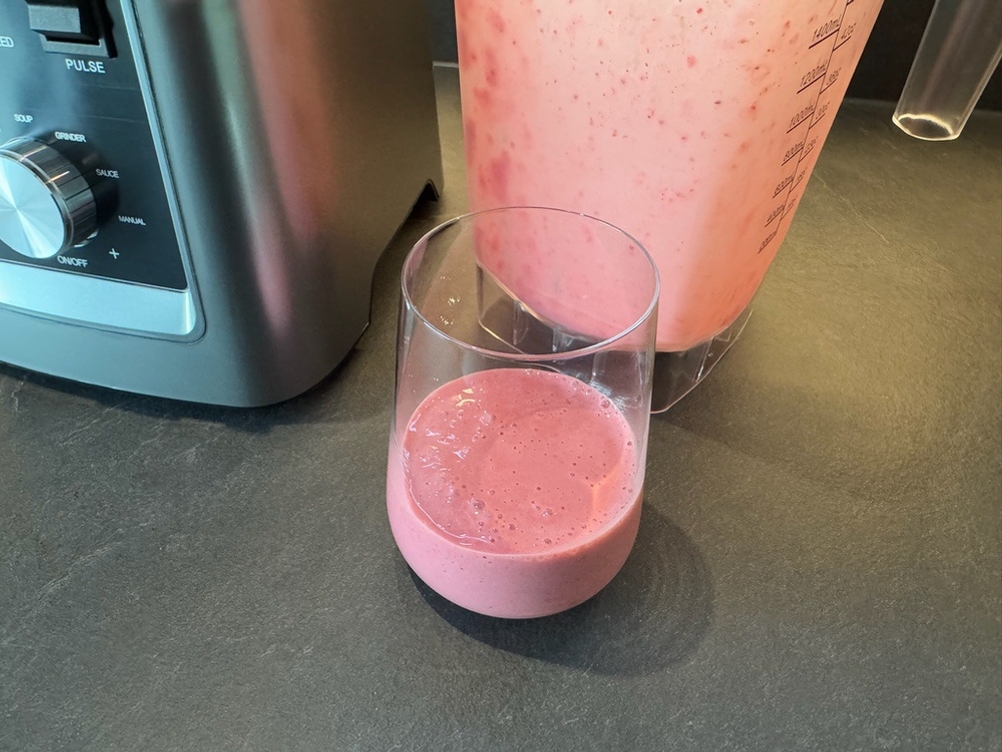 Fertiger Erdbeer-Shake aus dem Biolomix-Hochleistungsmixer in einem Glas