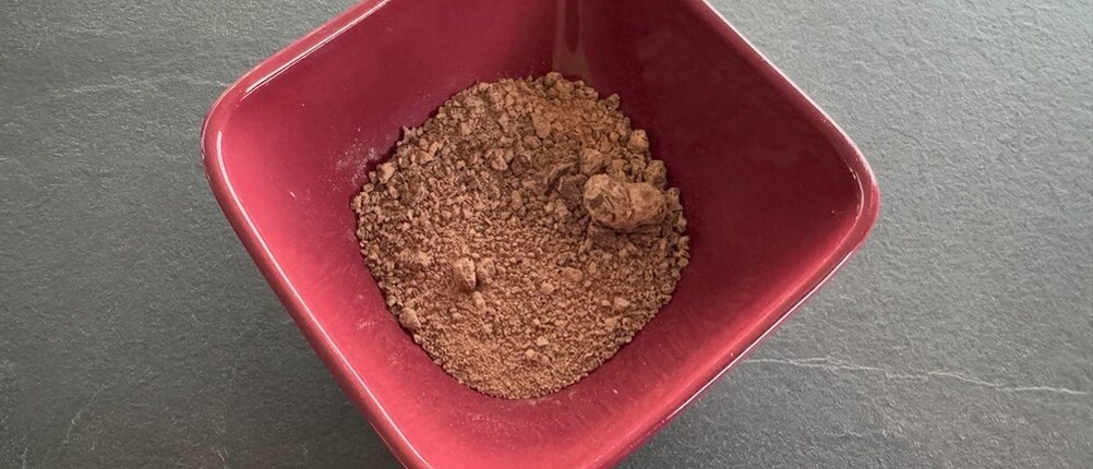 Zerkleinerte Schoko-Stücke in einer Schale