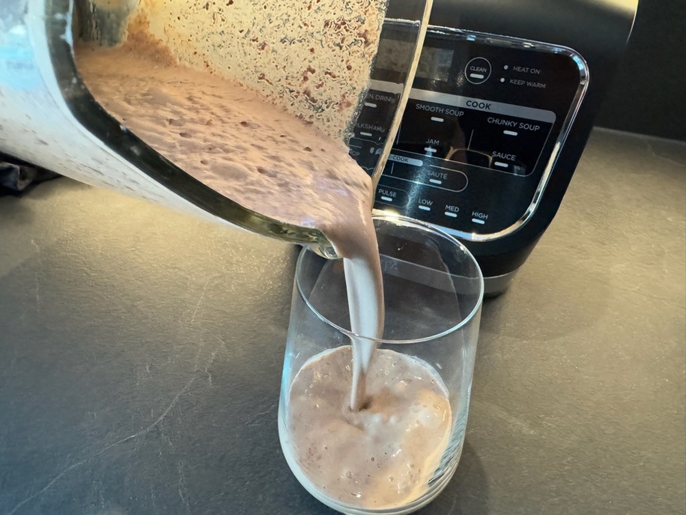 Schoko-Shake wird beim Ninja HB150EU in ein Glas eingefüllt