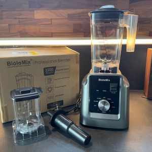 Karton, Zubehör und Biolomix-Hochleistungsmixer auf einer Arbeitsplatte