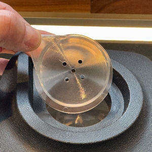 Deckel mit Löchern beim Biolomix-Hochleistungsmixer