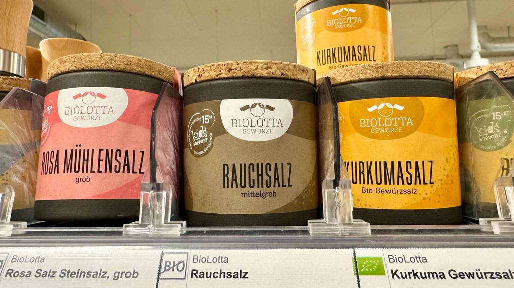 Getestet: Rauchsalz in der Gewürzdose mit körnigem Salz steht neben weiteren Salzsorten auf einem Verkaufsregal.