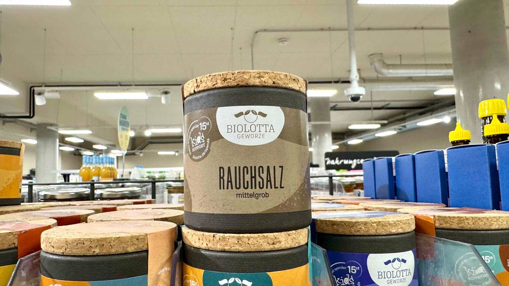 Das getestete Rauchsalz in der Gewürzdose steht auf Lebensmitteln in einem Geschäft.