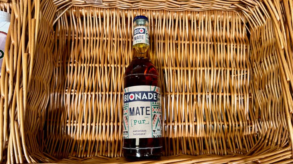 In einem Korb liegt eine Flasche mit Bio-Mate Tee im Test.