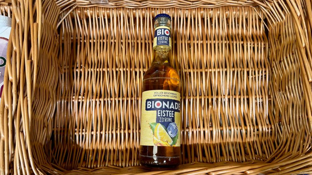 Eine Flasche der getesteten Bionade in einem Korb.