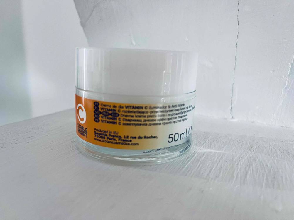 Geschlossener 50-ml-Glas-Tiegel einer getesteten Gesichtscreme ohne Parabene inklusive weißem Kunststoff-Schraubdeckel.