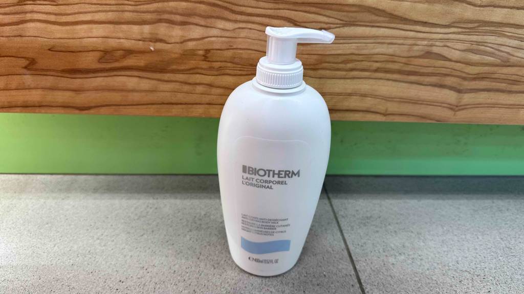 Biotherm-Bodylotion-Test: Eine Flasche steht vor einer Holzwand.