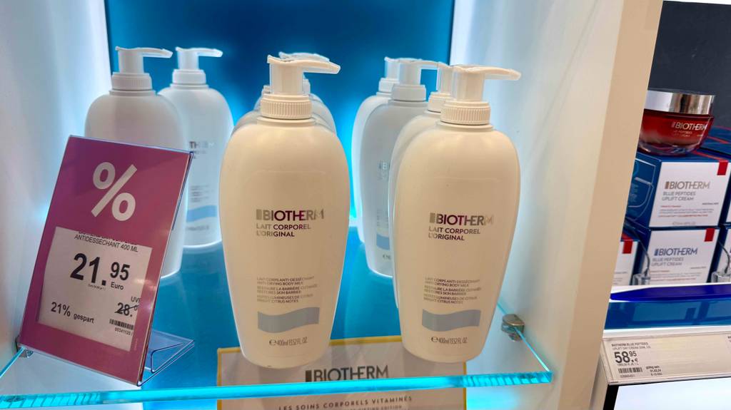Vor ein paar Flaschen Biotherm-Bodylotion im Test steht ein Preisschild.