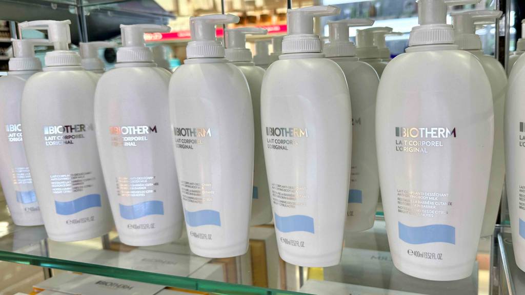 Biotherm-Bodylotion im Test: Mehrere Flaschen stehen auf einem Spiegelregal.