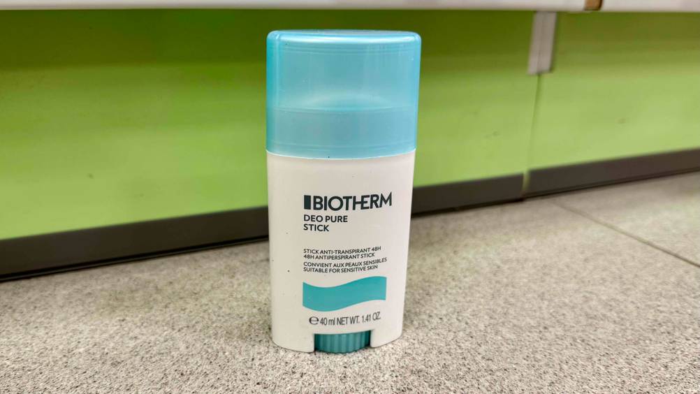 Vor einer grünen Fläche steht das getestete Biotherm-Deo auf dem Boden.