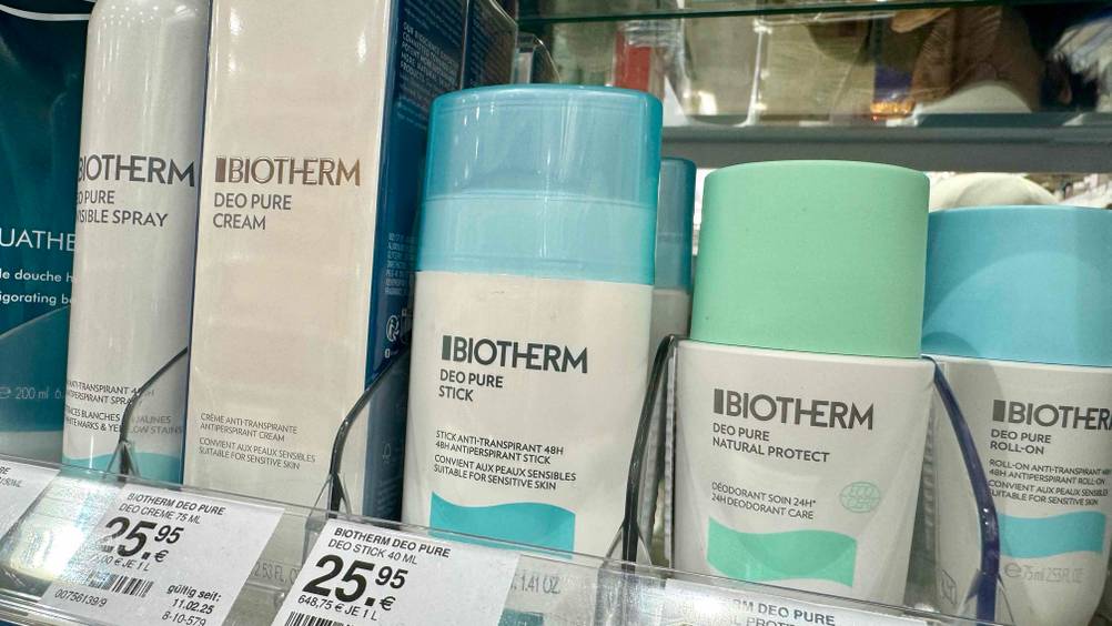 Mehrere Packungen des Biotherm-Deo im Test in einem Verkaufsregal.
