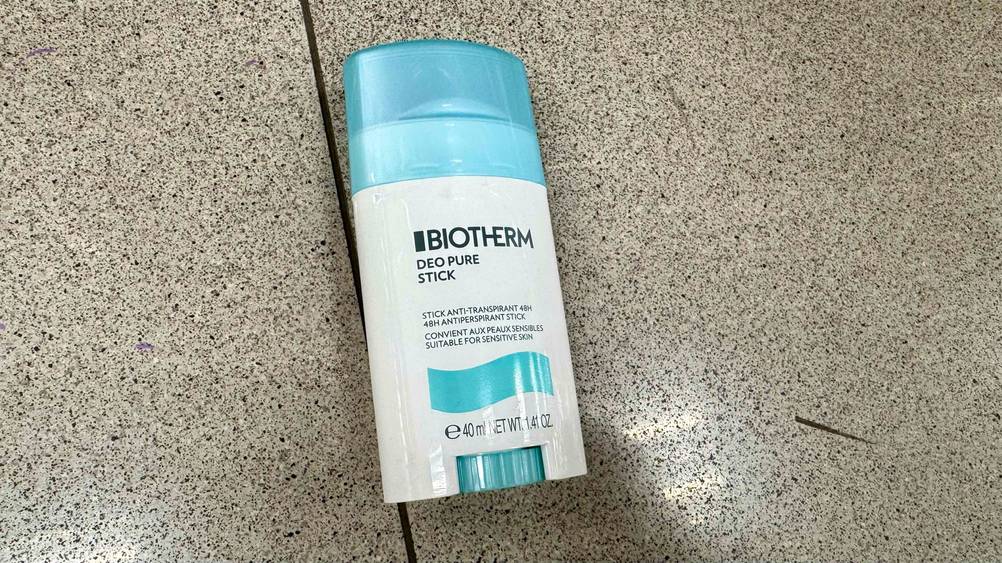 Auf einem Fließenboden befindet sich ein Biotherm-Deo im Test.