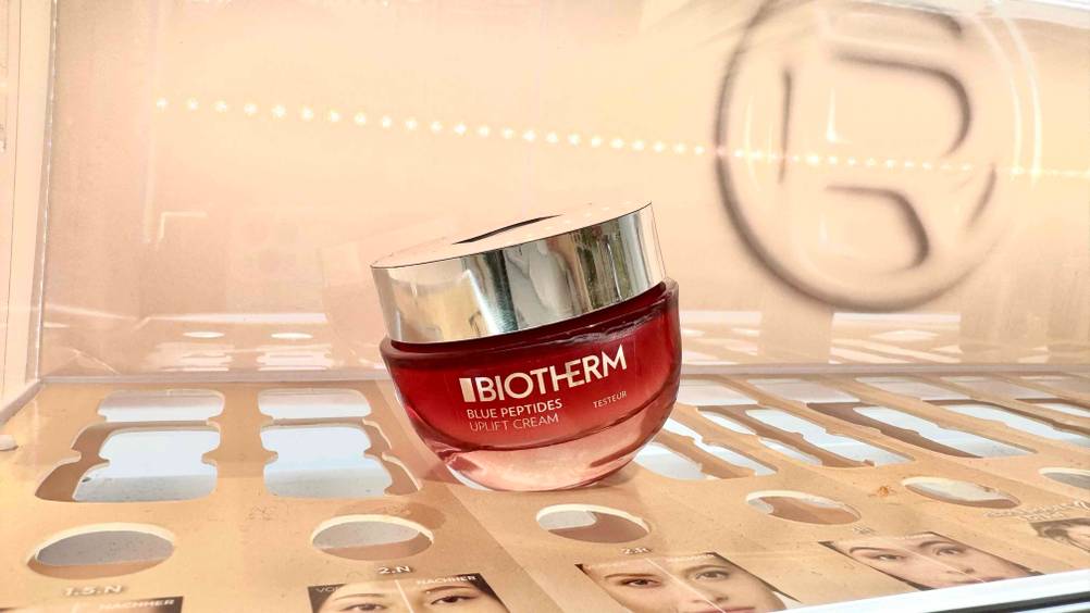 Auf einem Aufsteller befindet sich eine Dose der Biotherm-Gesichtscreme im Test.