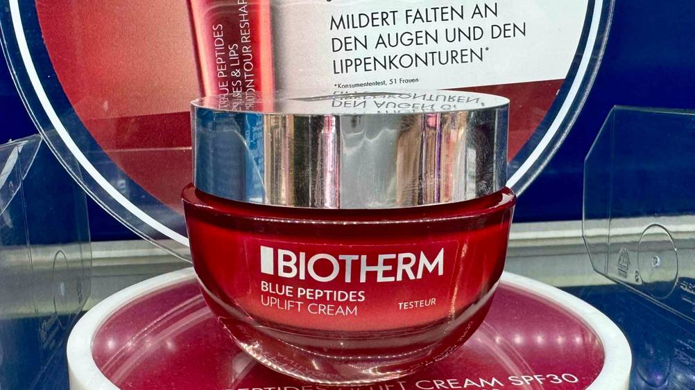Biotherm-Gesichtscreme getestet: Nahaufnahme des Tiegels mit Logo und Artikelbezeichnung.
