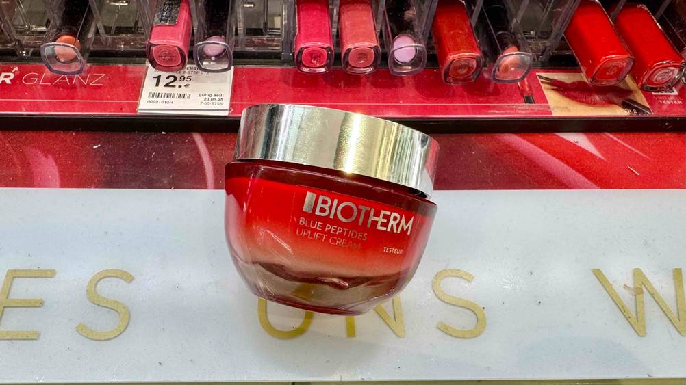 Eine getestete Biotherm-Gesichtscreme auf einem Regal vor anderen Produkten.