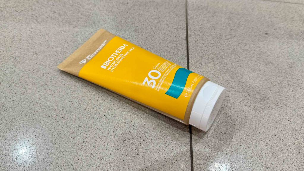 Blick auf die Kappe einer auf dem Boden liegenden Tube mit getesteter Biotherm-Sonnencreme.