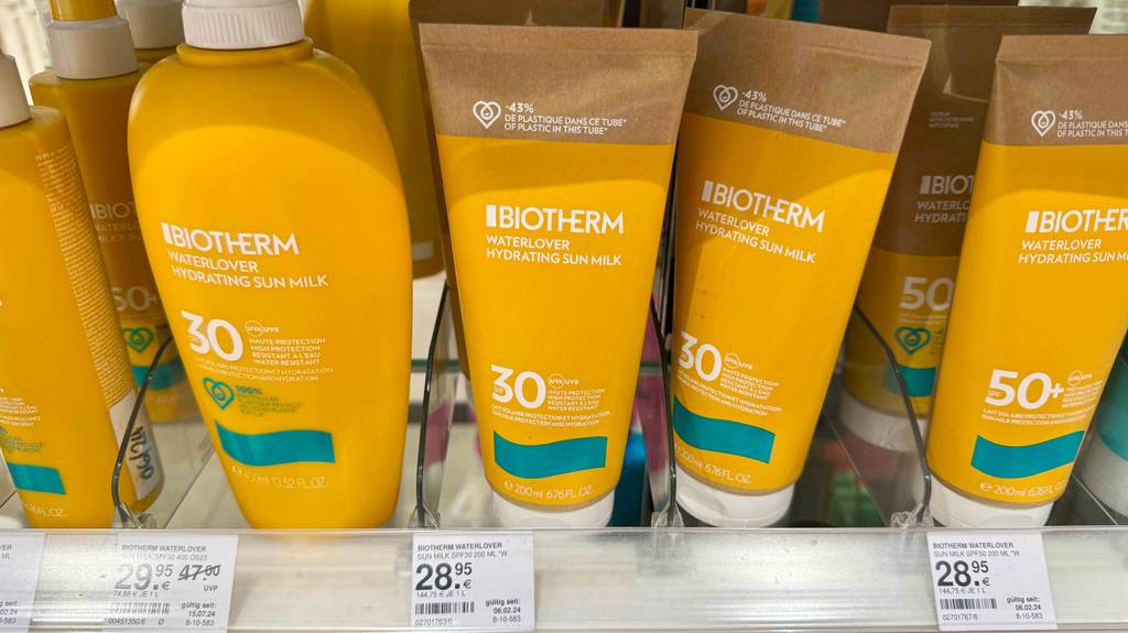 Biotherm-Sonnencreme-Test: Mehrere Tuben und Flaschen mit unterschiedlichen Varianten stehen in einem Regal.