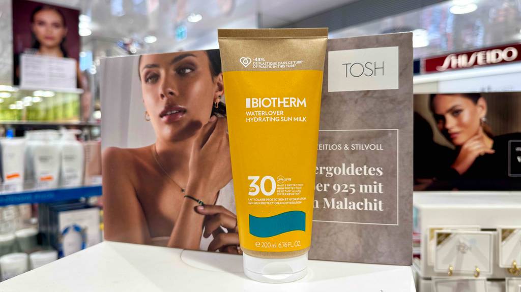 Biotherm-Sonnencreme im Test: Eine Tube steht vor einen Werbeplakat.